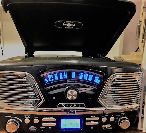 3 speed vinyl, CD, MP3 play/record and great FM stereo radio in compact and stylish New feature -play music, radio and audio files from your smart phone or tablet via Bluetooth. Delivered direct to your home address or collect from the shop.